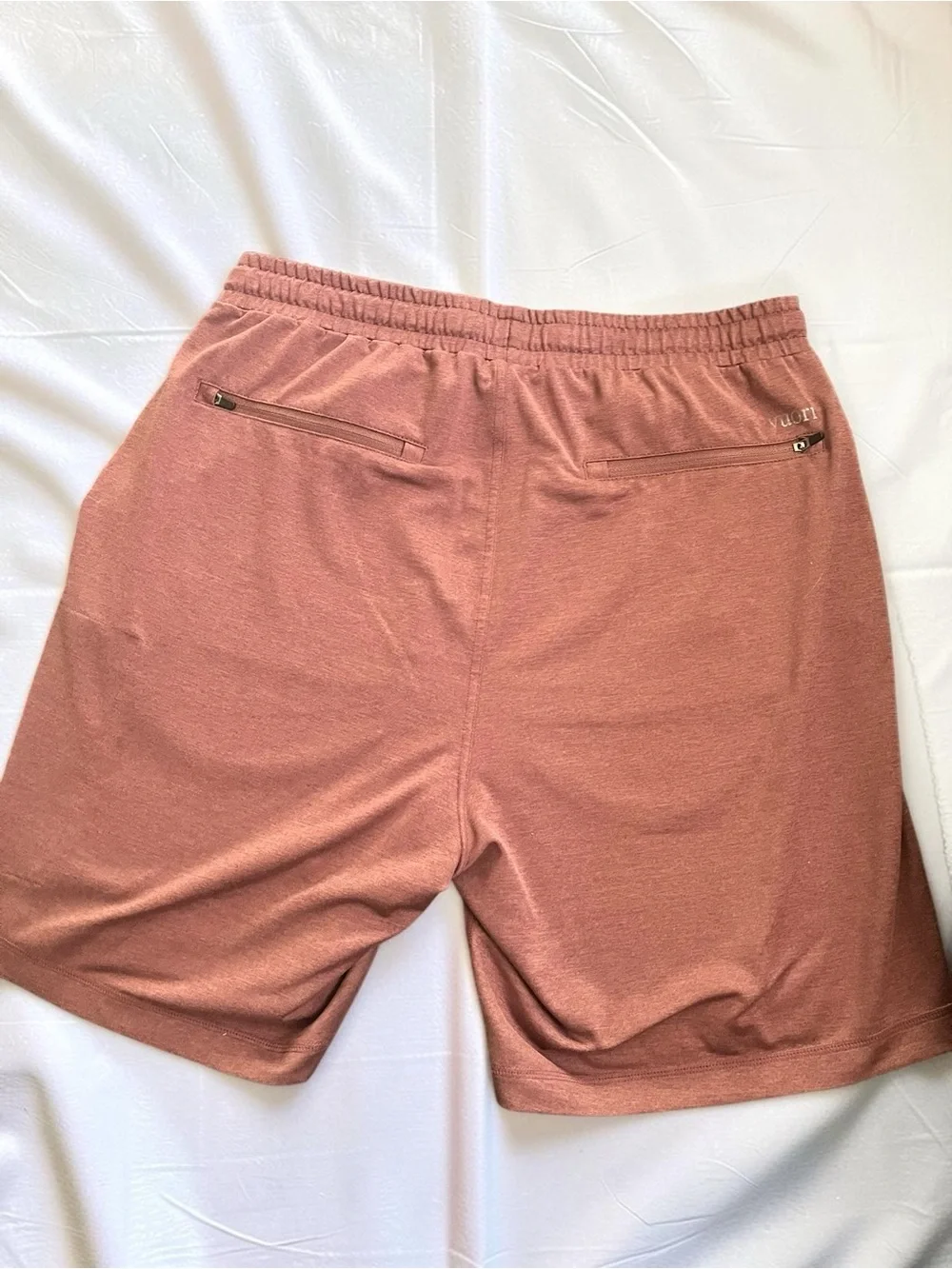 Men's Vuori Sunday 7.5inseam Performance Short in Rust/Tobacco Size Medium